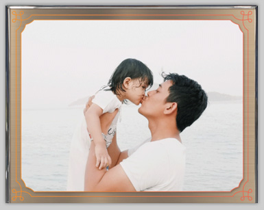 사진 인쇄 예시: 가족 추억 사진을 액자 형태로 강판에 출력한 샘플