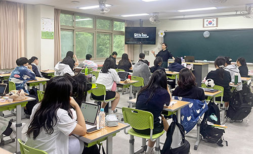 사회적소양 함양 프로그램 수업을 듣는 포항제철고 학생들